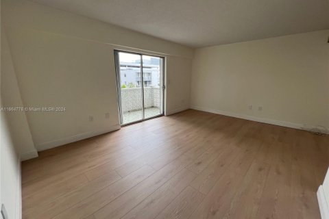 Condo in Miami Beach, Florida, 1 bedroom  № 1378850 - photo 3