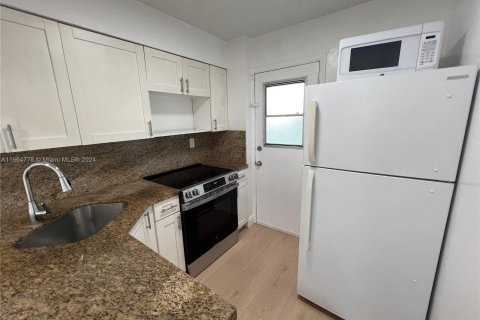 Condo in Miami Beach, Florida, 1 bedroom  № 1378850 - photo 7