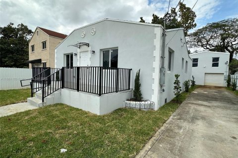 House in Miami, Florida 3 bedrooms, 174.28 sq.m. № 1378845 - photo 2