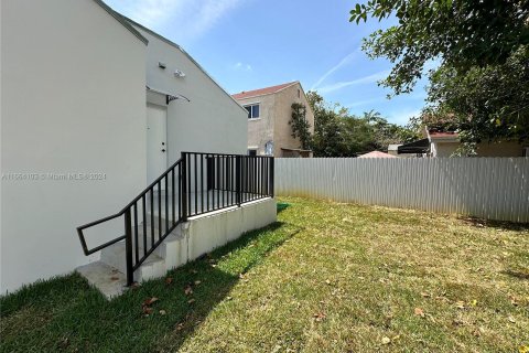 House in Miami, Florida 3 bedrooms, 174.28 sq.m. № 1378845 - photo 14