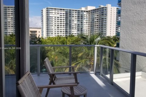 Condominio en alquiler en Hollywood, Florida, 2 dormitorios, 99.87 m2 № 36530 - foto 12