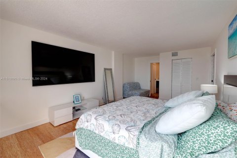 Condo in Hollywood, Florida, 2 bedrooms  № 949463 - photo 25