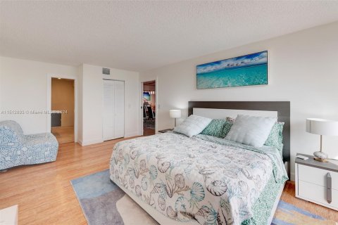 Condo in Hollywood, Florida, 2 bedrooms  № 949463 - photo 26