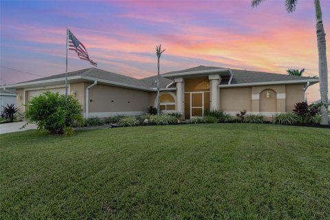 House in Cape Coral, Florida 4 bedrooms, 196.77 sq.m. № 1382369 - photo 1