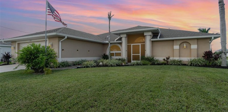 House in Cape Coral, Florida 4 bedrooms, 196.77 sq.m. № 1382369