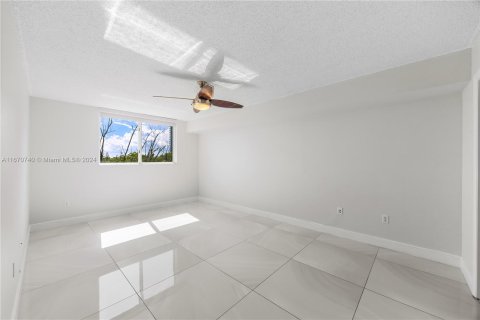 Copropriété à vendre à North Miami Beach, Floride: 2 chambres, 124.49 m2 № 1389944 - photo 11