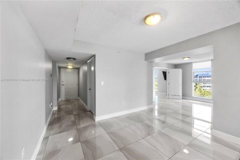 Condominio en venta en North Miami Beach, Florida, 2 dormitorios, 124.49 m2 № 1389944 - foto 5