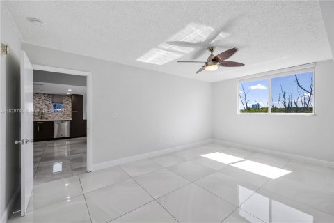 Copropriété à vendre à North Miami Beach, Floride: 2 chambres, 124.49 m2 № 1389944 - photo 13