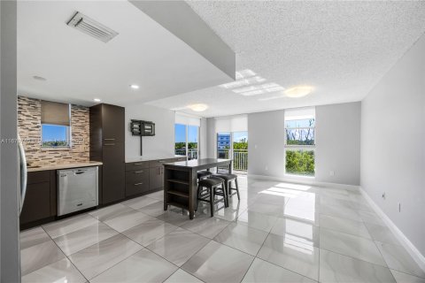 Copropriété à vendre à North Miami Beach, Floride: 2 chambres, 124.49 m2 № 1389944 - photo 1