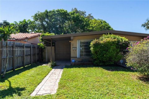 Villa ou maison à vendre à Miami, Floride: 4 chambres, 170.38 m2 № 1389948 - photo 1