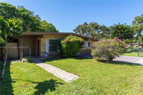 Villa ou maison à vendre à Miami, Floride: 4 chambres, 170.38 m2 № 1389948 - photo 2