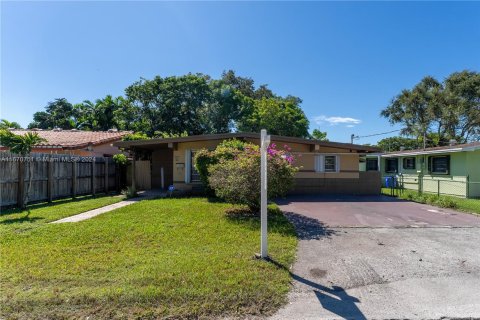 Villa ou maison à vendre à Miami, Floride: 4 chambres, 170.38 m2 № 1389948 - photo 3