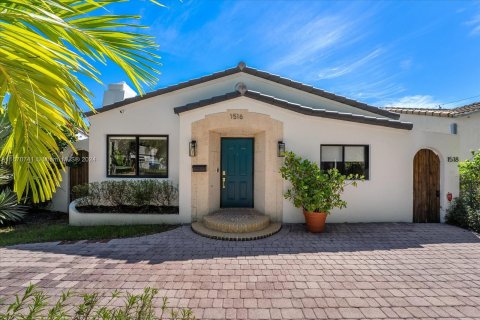 Casa en venta en Miami, Florida, 4 dormitorios, 192.87 m2 № 1389945 - foto 1