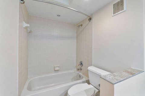 Condo in Deerfield Beach, Florida, 2 bedrooms  № 1154253 - photo 12