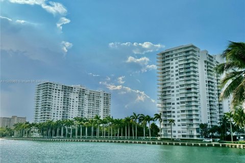 Condo in Aventura, Florida, 2 bedrooms  № 1184462 - photo 1