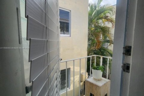 Condo in Miami Beach, Florida, 1 bedroom  № 929358 - photo 20