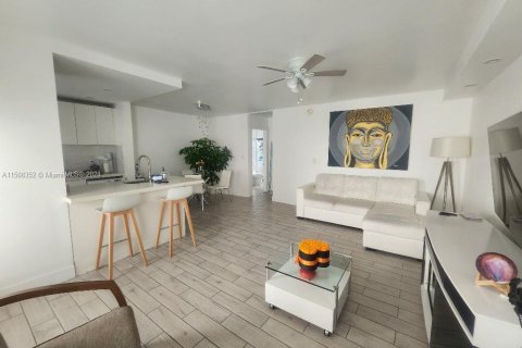 Condo in Miami Beach, Florida, 1 bedroom  № 929358 - photo 1