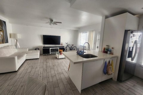 Condo in Miami Beach, Florida, 1 bedroom  № 929358 - photo 3