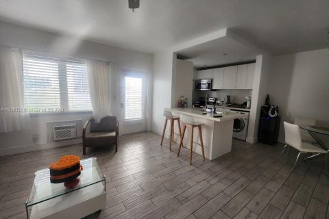 Condo in Miami Beach, Florida, 1 bedroom  № 929358 - photo 2