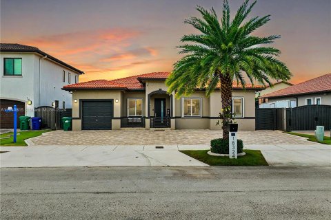 House in Miami, Florida 4 bedrooms, 189.52 sq.m. № 1333258 - photo 1