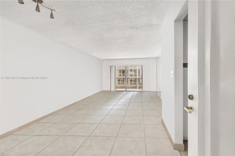 Condo in Miami Beach, Florida, 1 bedroom  № 1345846 - photo 16