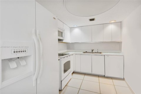 Condo in Miami Beach, Florida, 1 bedroom  № 1345846 - photo 17