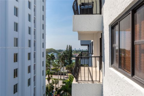 Condo in Miami Beach, Florida, 1 bedroom  № 1345846 - photo 24