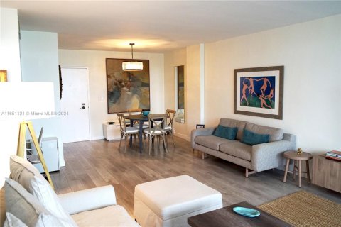 Condo in Miami Beach, Florida, 1 bedroom  № 1345016 - photo 12