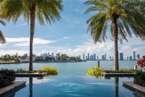 Villa ou maison à vendre à Miami Beach, Floride: 3 chambres, 411.93 m2 № 949677 - photo 1