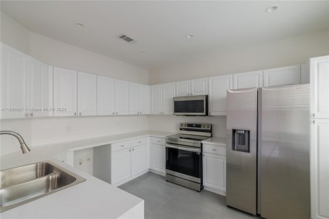 Townhouse in Doral, Florida 4 bedrooms, 188.59 sq.m. № 1327833 - photo 16