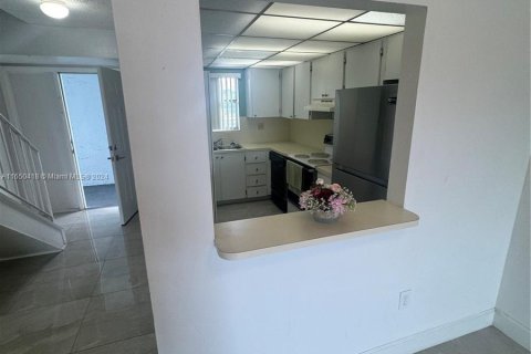 Condominio en alquiler en Miami, Florida, 1 dormitorio, 104.52 m2 № 1332714 - foto 11