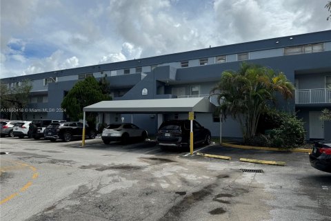 Condominio en alquiler en Miami, Florida, 1 dormitorio, 104.52 m2 № 1332714 - foto 17