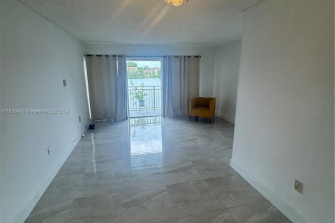 Condo in Miami, Florida, 1 bedroom  № 1332714 - photo 5