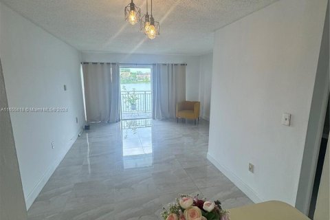 Condo in Miami, Florida, 1 bedroom  № 1332714 - photo 9