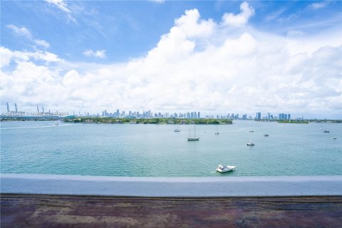 Condo in Miami Beach, Florida, 2 bedrooms  № 1353771 - photo 25