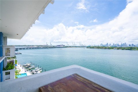 Condo in Miami Beach, Florida, 2 bedrooms  № 1353771 - photo 26