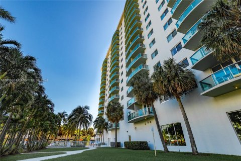 Condo in Sunny Isles Beach, Florida, 1 bedroom  № 1353814 - photo 1