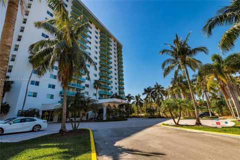 Condo in Sunny Isles Beach, Florida, 1 bedroom  № 1353814 - photo 2