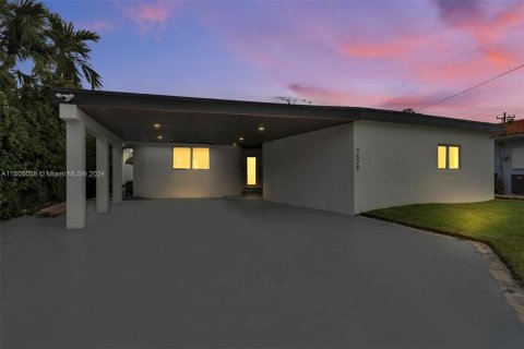 Villa ou maison à vendre à North Bay Village, Floride: 4 chambres, 243.78 m2 № 924689 - photo 2