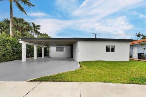 Villa ou maison à vendre à North Bay Village, Floride: 4 chambres, 243.78 m2 № 924689 - photo 1