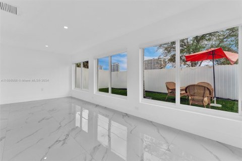 Casa en venta en North Bay Village, Florida, 4 dormitorios, 243.78 m2 № 924689 - foto 27