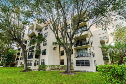 Condo in Tamarac, Florida, 2 bedrooms  № 970340 - photo 1