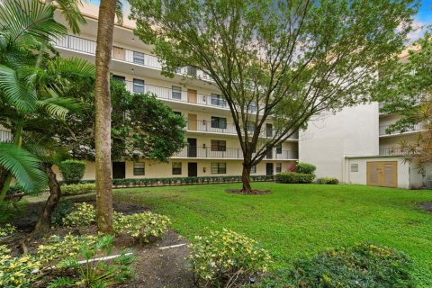 Condo in Tamarac, Florida, 2 bedrooms  № 970340 - photo 2