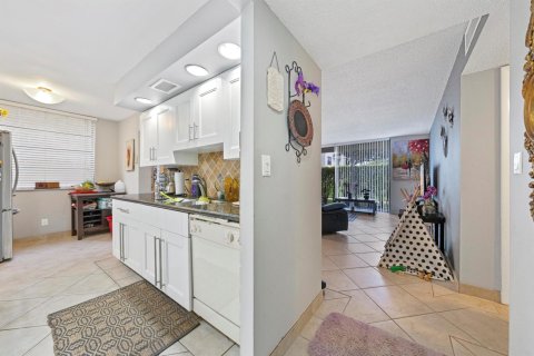 Condo in Tamarac, Florida, 2 bedrooms  № 970340 - photo 3