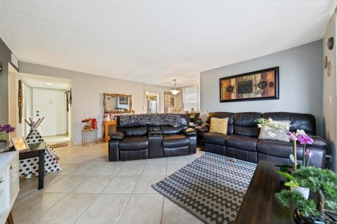 Condo in Tamarac, Florida, 2 bedrooms  № 970340 - photo 10