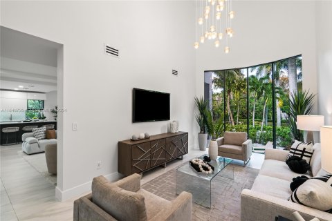 House in Miami, Florida 6 bedrooms, 441.56 sq.m. № 1329458 - photo 10