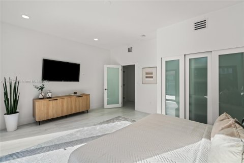 Casa en venta en Miami, Florida, 6 dormitorios, 441.56 m2 № 1329458 - foto 28