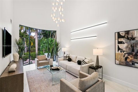 House in Miami, Florida 6 bedrooms, 441.56 sq.m. № 1329458 - photo 9