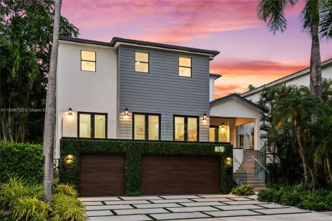 House in Miami, Florida 6 bedrooms, 441.56 sq.m. № 1329458 - photo 2