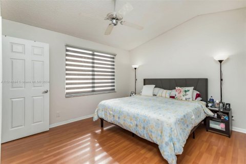 Touwnhouse à vendre à Pembroke Pines, Floride: 4 chambres, 138.98 m2 № 951827 - photo 11